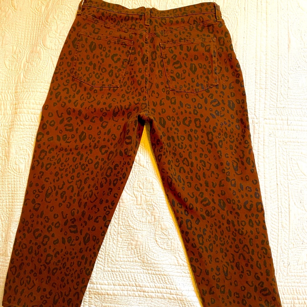 Womens leopard print 5 pocket high-rise ankle jeans.